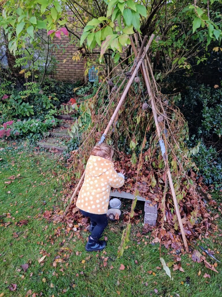 Rommelige moestuin, tipi